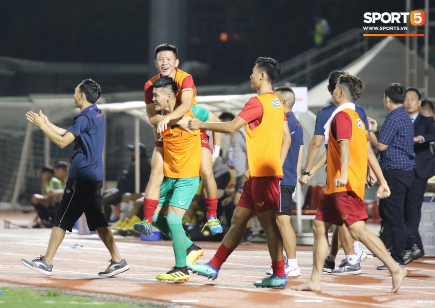 Ghi b&agrave;n ph&uacute;t cuối, U18 Việt Nam thắng kịch t&iacute;nh Malaysia ở trận ra qu&acirc;n U18 AFF Cup - Ảnh 6.