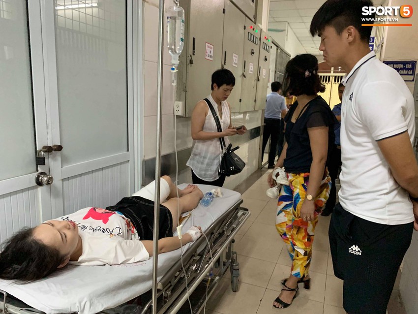 Sau fan nữ trúng pháo, 2 cảnh sát cơ động nhập viện vì xô xát ở khu vực khán đài CĐV Nam Định - Ảnh 5.