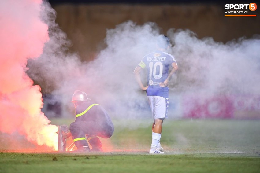 Fan nữ đổ máu vì bị pháo bắn trúng trên khán đài trận Hà Nội FC vs Nam Định - Ảnh 9.