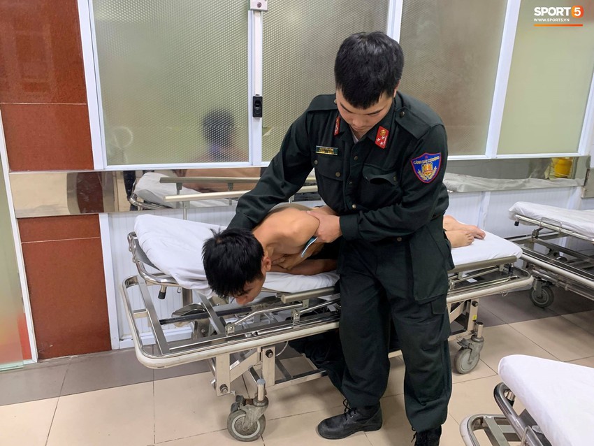 Sau fan nữ trúng pháo, 2 cảnh sát cơ động nhập viện vì xô xát ở khu vực khán đài CĐV Nam Định - Ảnh 4.