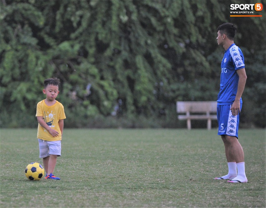 Con trai tiền vệ Thành Lương chiếm trọn spotlight ở sân tập bởi sự tinh nghịch, đáng yêu - Ảnh 8.
