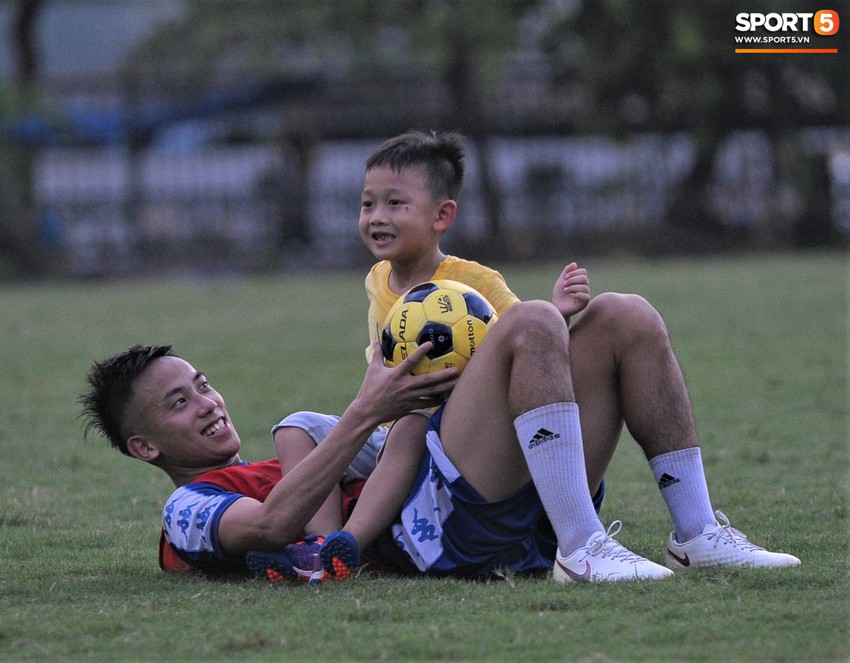 Con trai tiền vệ Thành Lương chiếm trọn spotlight ở sân tập bởi sự tinh nghịch, đáng yêu - Ảnh 7.