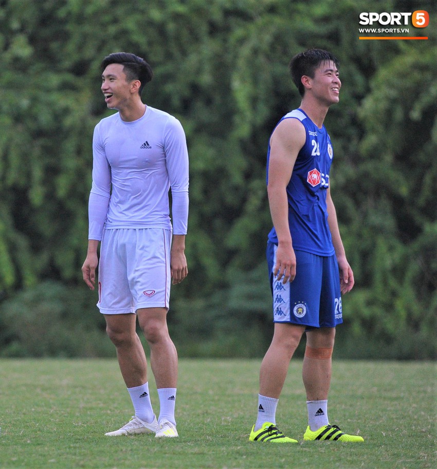 Con trai tiền vệ Thành Lương chiếm trọn spotlight ở sân tập bởi sự tinh nghịch, đáng yêu - Ảnh 11.