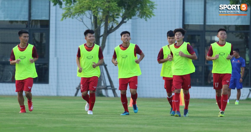 U19 Việt Nam tập luyện đầy hứng khởi trong lần đầu làm việc với HLV từng hai lần dự World Cup - Ảnh 1.