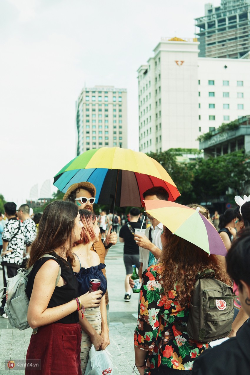 Ngày hội tự hào LGBTI+ ở Sài Gòn: Đứng dưới cờ lục sắc, mọi người đều xinh đẹp và tự do - Ảnh 17.