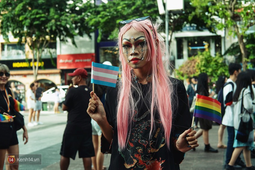 Ngày hội tự hào LGBTI+ ở Sài Gòn: Đứng dưới cờ lục sắc, mọi người đều xinh đẹp và tự do - Ảnh 5.