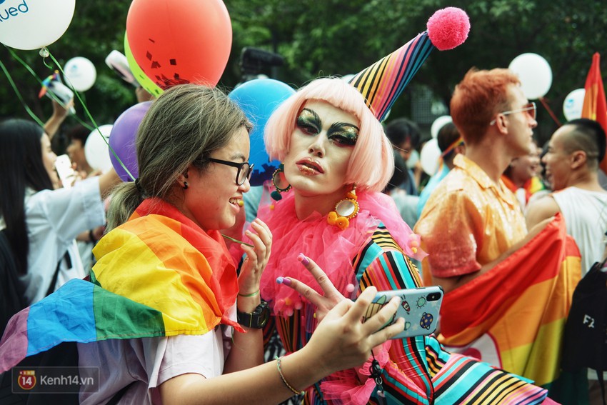 Ngày hội tự hào LGBTI+ ở Sài Gòn: Đứng dưới cờ lục sắc, mọi người đều xinh đẹp và tự do - Ảnh 4.