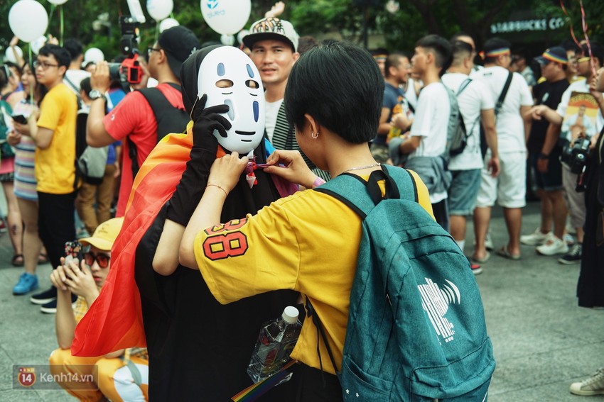 Ngày hội tự hào LGBTI+ ở Sài Gòn: Đứng dưới cờ lục sắc, mọi người đều xinh đẹp và tự do - Ảnh 9.