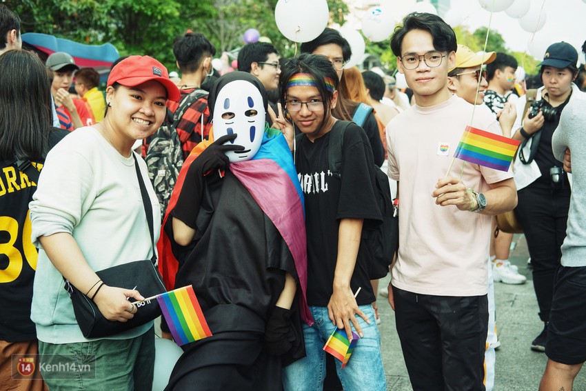 Ngày hội tự hào LGBTI+ ở Sài Gòn: Đứng dưới cờ lục sắc, mọi người đều xinh đẹp và tự do - Ảnh 10.