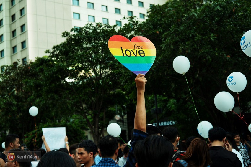 Ngày hội tự hào LGBTI+ ở Sài Gòn: Đứng dưới cờ lục sắc, mọi người đều xinh đẹp và tự do - Ảnh 19.