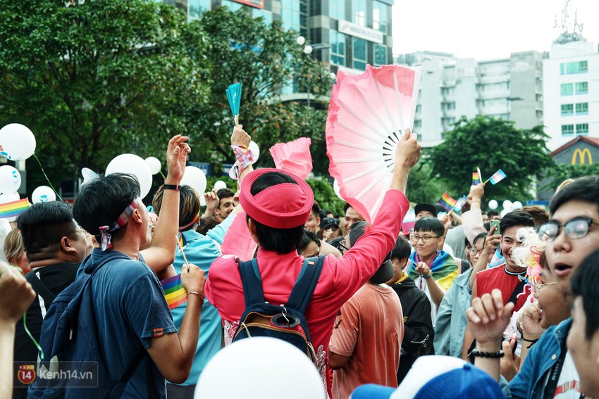 Ngày hội tự hào LGBTI+ ở Sài Gòn: Đứng dưới cờ lục sắc, mọi người đều xinh đẹp và tự do - Ảnh 6.
