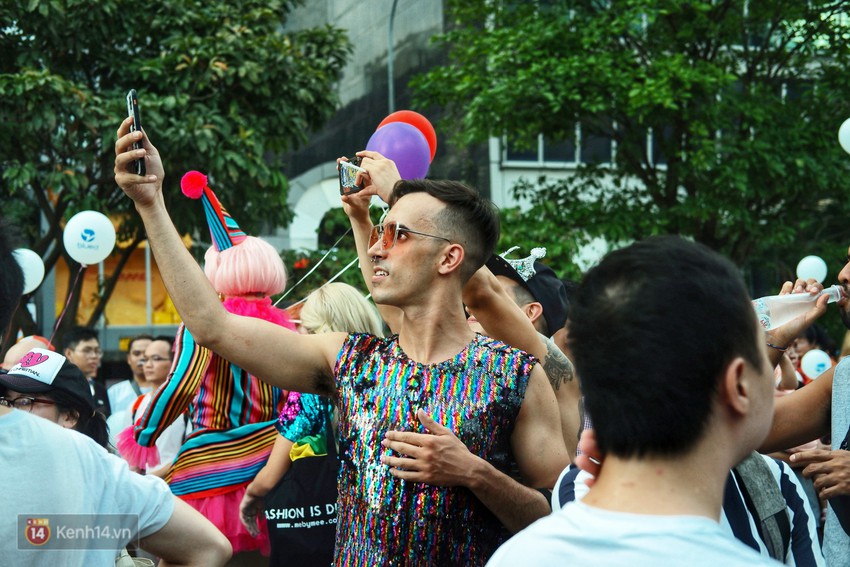 Ngày hội tự hào LGBTI+ ở Sài Gòn: Đứng dưới cờ lục sắc, mọi người đều xinh đẹp và tự do - Ảnh 18.
