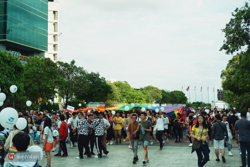 Ngày hội tự hào LGBTI+ ở Sài Gòn: Đứng dưới cờ lục sắc, mọi người đều xinh đẹp và tự do - Ảnh 11.
