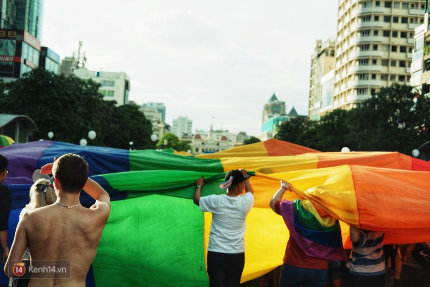 Ngày hội tự hào LGBTI+ ở Sài Gòn: Đứng dưới cờ lục sắc, mọi người đều xinh đẹp và tự do - Ảnh 15.