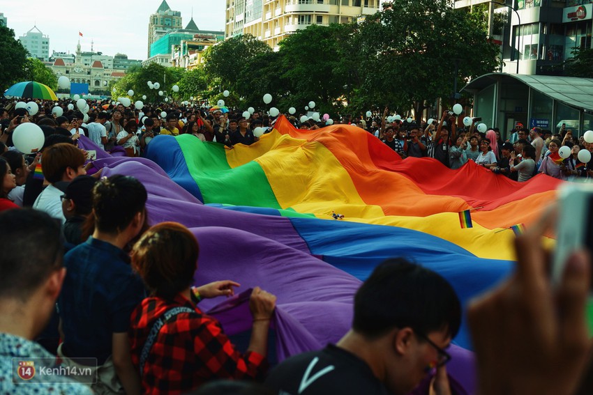 Ngày hội tự hào LGBTI+ ở Sài Gòn: Đứng dưới cờ lục sắc, mọi người đều xinh đẹp và tự do - Ảnh 12.