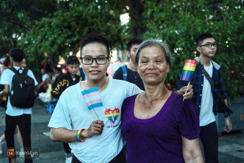 Ngày hội tự hào LGBTI+ ở Sài Gòn: Đứng dưới cờ lục sắc, mọi người đều xinh đẹp và tự do - Ảnh 14.