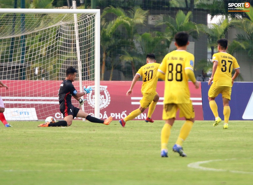 Martin Lo trầm tư trong ngày vui của tân binh Phố Hiến FC tại giải Hạng Nhất QG 2019 - Ảnh 12.