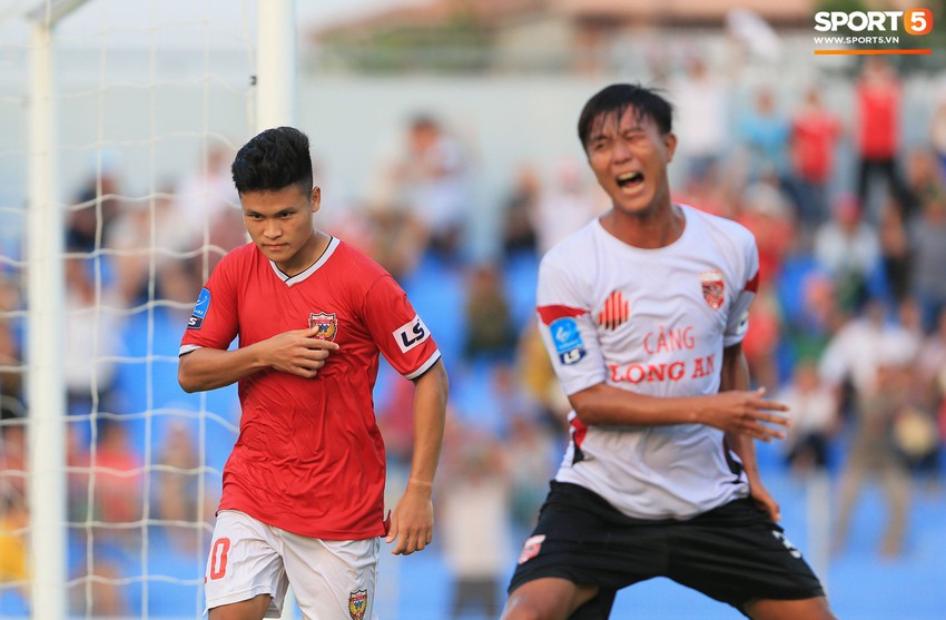 Cầu thủ Hà Tĩnh FC hân hoan nâng Cúp vô địch giải Hạng Nhất, chính thức lên hạng V.League 2020 - Ảnh 12.