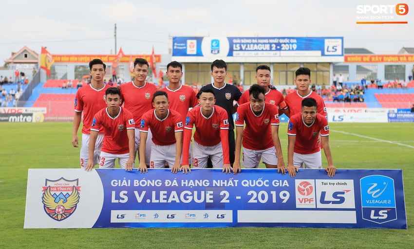 Cầu thủ Hà Tĩnh FC hân hoan nâng Cúp vô địch giải Hạng Nhất, chính thức lên hạng V.League 2020 - Ảnh 14.