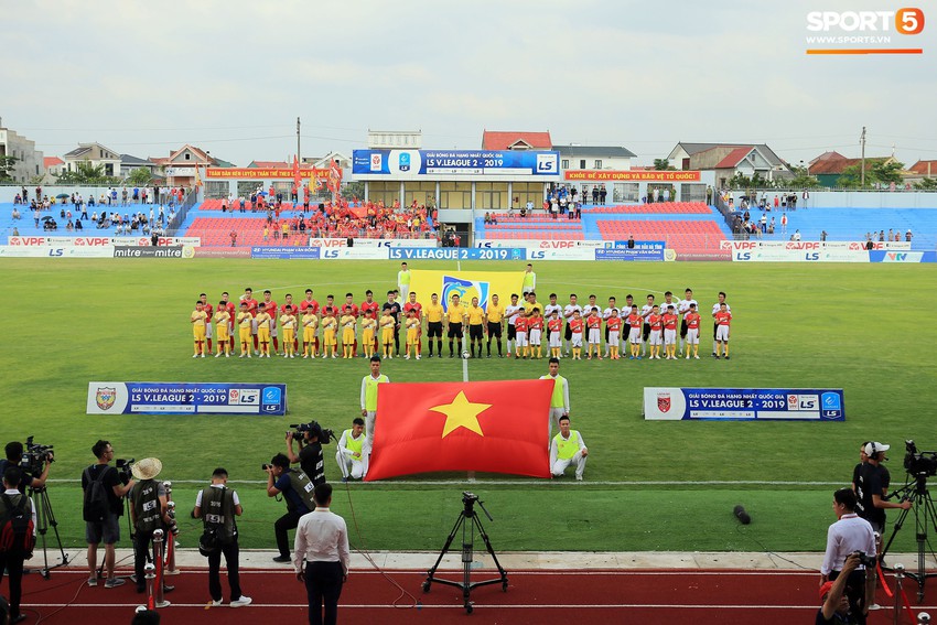 Cầu thủ Hà Tĩnh FC hân hoan nâng Cúp vô địch giải Hạng Nhất, chính thức lên hạng V.League 2020 - Ảnh 13.