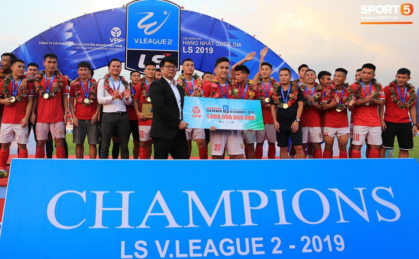 Cầu thủ Hà Tĩnh FC hân hoan nâng Cúp vô địch giải Hạng Nhất, chính thức lên hạng V.League 2020 - Ảnh 2.
