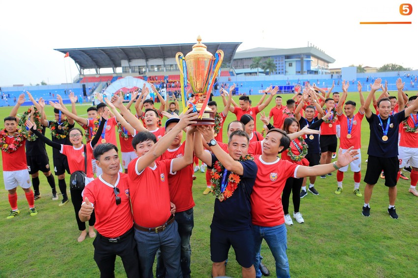 Cầu thủ Hà Tĩnh FC hân hoan nâng Cúp vô địch giải Hạng Nhất, chính thức lên hạng V.League 2020 - Ảnh 4.
