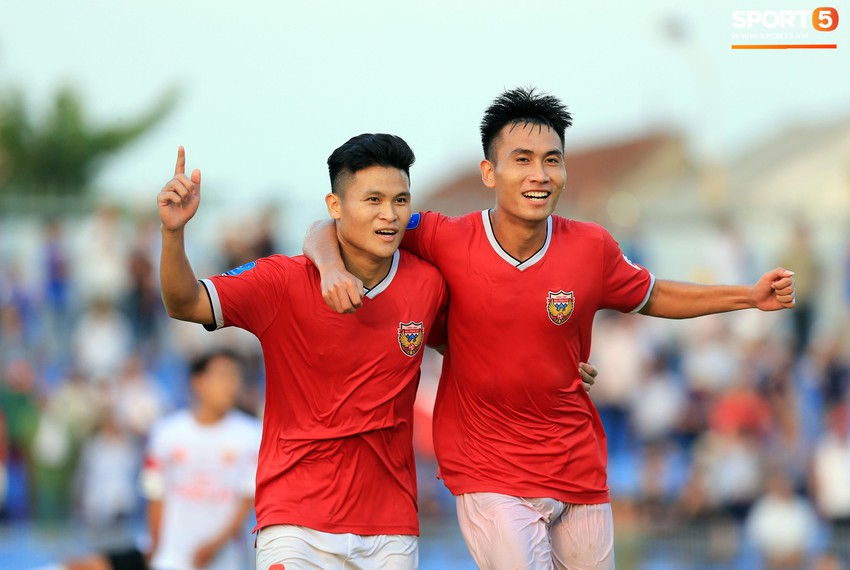 Cầu thủ Hà Tĩnh FC hân hoan nâng Cúp vô địch giải Hạng Nhất, chính thức lên hạng V.League 2020 - Ảnh 9.