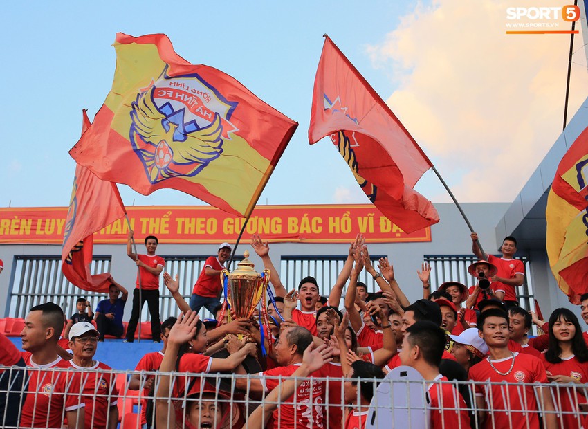 Cầu thủ Hà Tĩnh FC hân hoan nâng Cúp vô địch giải Hạng Nhất, chính thức lên hạng V.League 2020 - Ảnh 6.