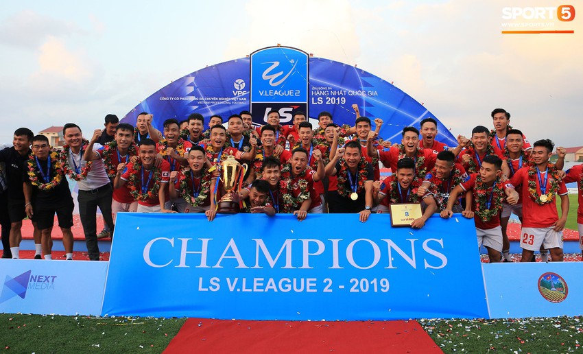 Cầu thủ Hà Tĩnh FC hân hoan nâng Cúp vô địch giải Hạng Nhất, chính thức lên hạng V.League 2020 - Ảnh 1.