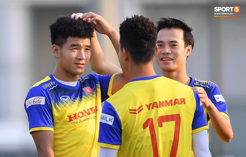 Đức Chinh v&agrave; Văn Thanh g&acirc;y ch&uacute; &yacute; với kiểu t&oacute;c song sinh khiến đồng đội ở tuyển Việt Nam th&iacute;ch th&uacute; - Ảnh 1.
