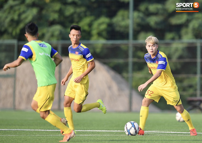 Tiền vệ Trọng Hùng (U22 Việt Nam): Tập luyện bên cạnh đội tuyển Quốc gia sẽ có thêm nhiều cảm hứng - Ảnh 2.