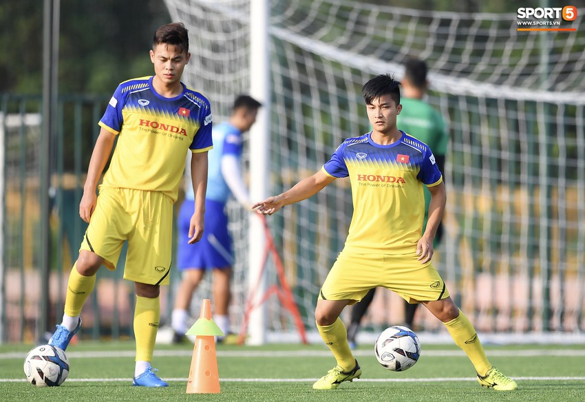 Tiền vệ Trọng Hùng (U22 Việt Nam): Tập luyện bên cạnh đội tuyển Quốc gia sẽ có thêm nhiều cảm hứng - Ảnh 10.