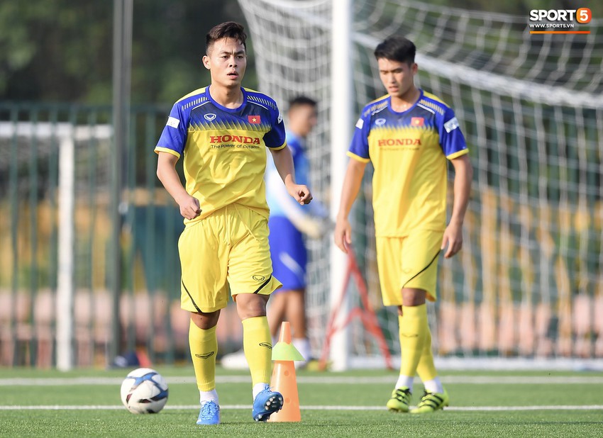 Tiền vệ Trọng Hùng (U22 Việt Nam): Tập luyện bên cạnh đội tuyển Quốc gia sẽ có thêm nhiều cảm hứng - Ảnh 12.