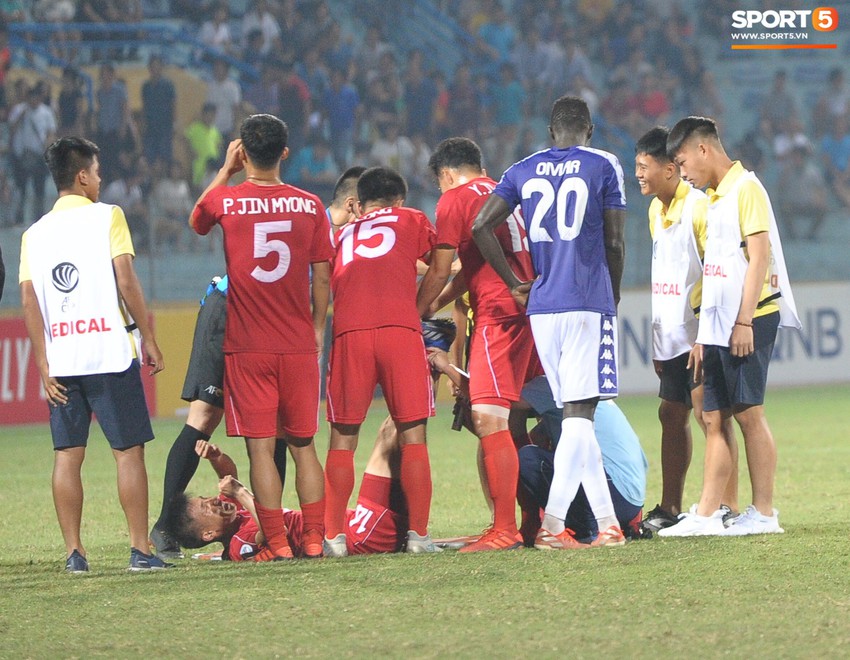 Em trai Đình Trọng bật cười vì cách câu giờ của cầu thủ Triều Tiên khi vừa cầm hòa Hà Nội FC - Ảnh 5.