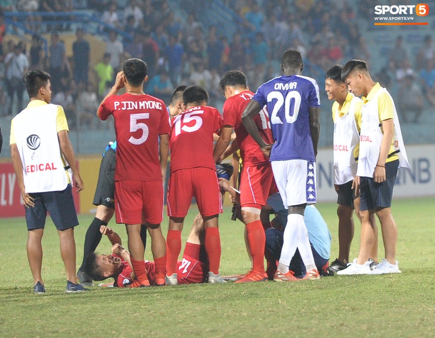 Em trai Đ&igrave;nh Trọng bật cười v&igrave; c&aacute;ch c&acirc;u giờ của cầu thủ Triều Ti&ecirc;n khi vừa cầm h&ograve;a H&agrave; Nội FC - Ảnh 5.