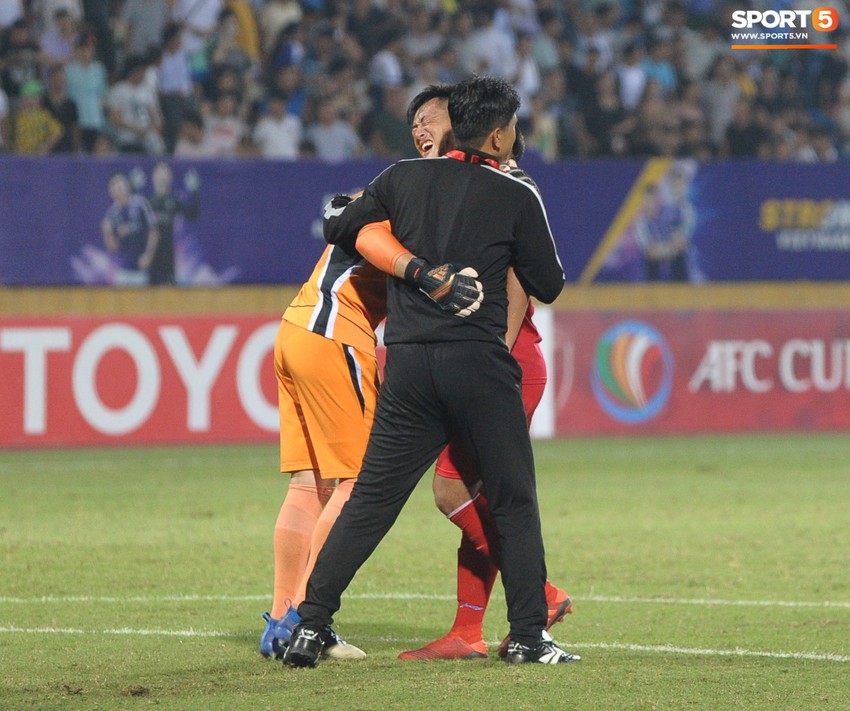 Em trai Đình Trọng bật cười vì cách câu giờ của cầu thủ Triều Tiên khi vừa cầm hòa Hà Nội FC - Ảnh 10.