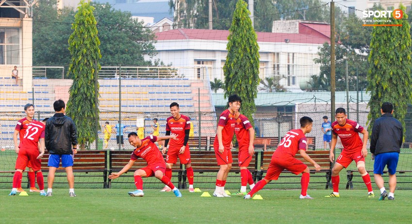 Văn Toàn khoe tóc mới, nổi bật nhất trên sân tập tuyển Việt Nam - Ảnh 5.