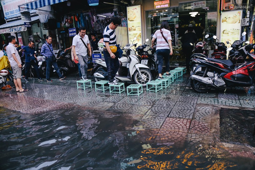 Ảnh: Trung tâm Sài Gòn ngập nước trong ngày triều cường đạt đỉnh, kẹt xe kinh hoàng khắp các ngả đường - Ảnh 8.