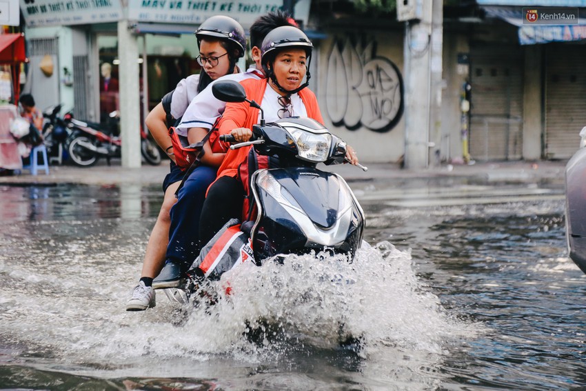 Ảnh: Trung tâm Sài Gòn ngập nước trong ngày triều cường đạt đỉnh, kẹt xe kinh hoàng khắp các ngả đường - Ảnh 5.