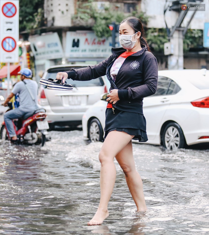 Ảnh: Trung tâm Sài Gòn ngập nước trong ngày triều cường đạt đỉnh, kẹt xe kinh hoàng khắp các ngả đường - Ảnh 4.