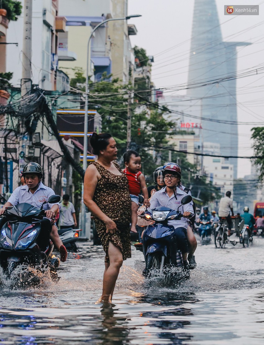 Ảnh: Trung tâm Sài Gòn ngập nước trong ngày triều cường đạt đỉnh, kẹt xe kinh hoàng khắp các ngả đường - Ảnh 2.