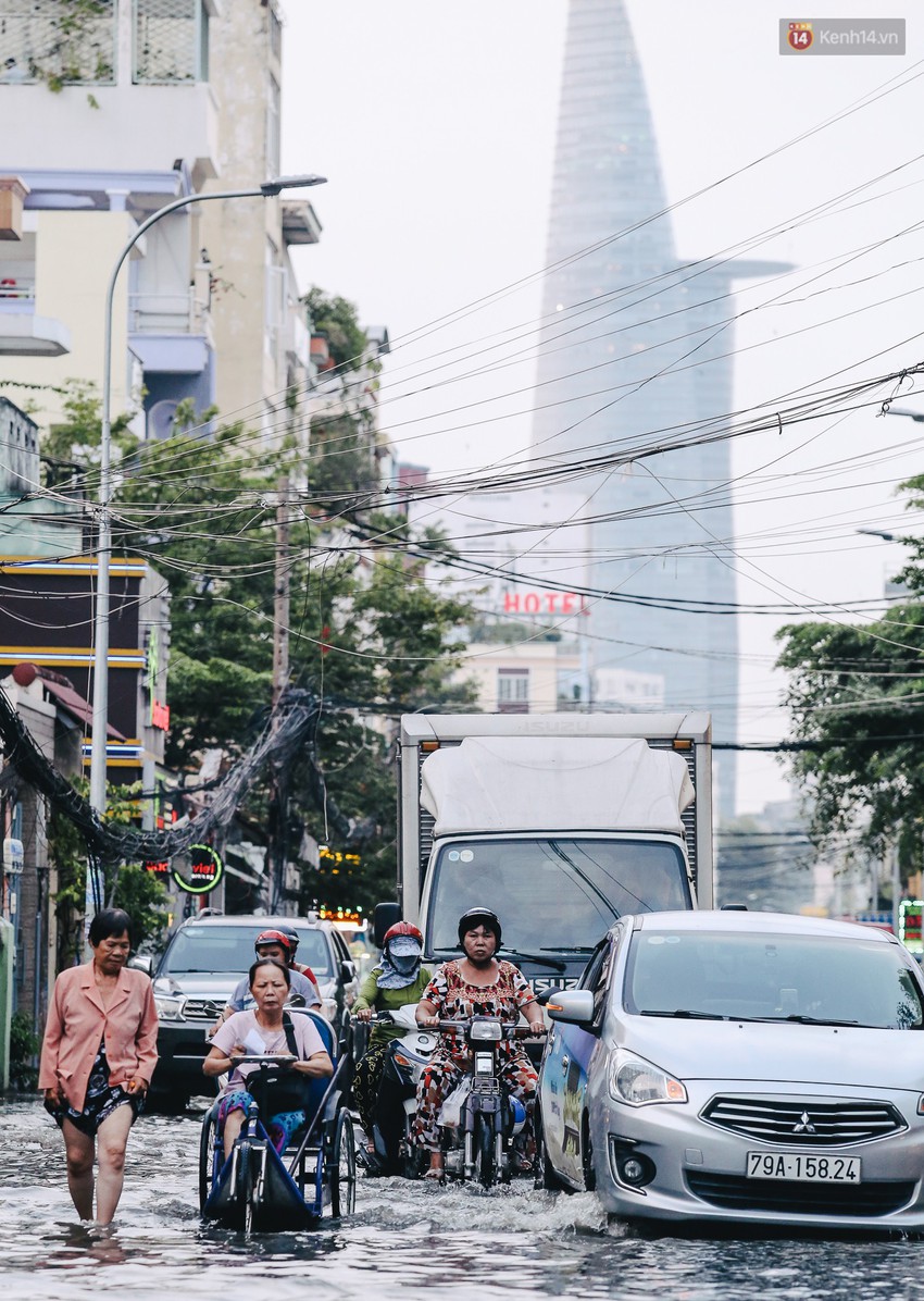 Ảnh: Trung tâm Sài Gòn ngập nước trong ngày triều cường đạt đỉnh, kẹt xe kinh hoàng khắp các ngả đường - Ảnh 3.