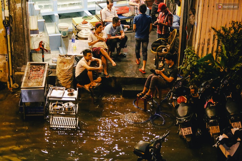 Ảnh: Trung tâm Sài Gòn ngập nước trong ngày triều cường đạt đỉnh, kẹt xe kinh hoàng khắp các ngả đường - Ảnh 14.