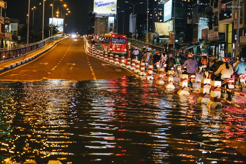 Ảnh: Trung tâm Sài Gòn ngập nước trong ngày triều cường đạt đỉnh, kẹt xe kinh hoàng khắp các ngả đường - Ảnh 13.