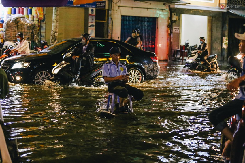Ảnh: Trung tâm Sài Gòn ngập nước trong ngày triều cường đạt đỉnh, kẹt xe kinh hoàng khắp các ngả đường - Ảnh 9.