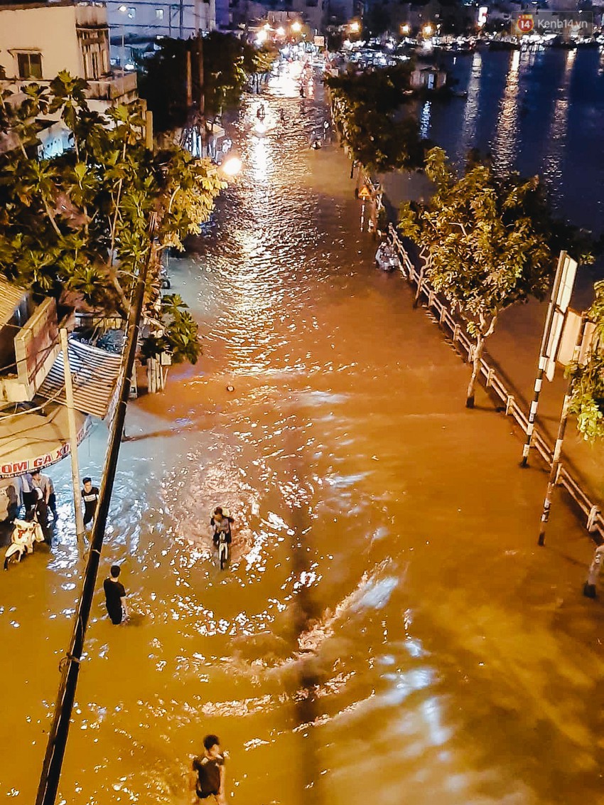 Ảnh: Trung tâm Sài Gòn ngập nước trong ngày triều cường đạt đỉnh, kẹt xe kinh hoàng khắp các ngả đường - Ảnh 18.