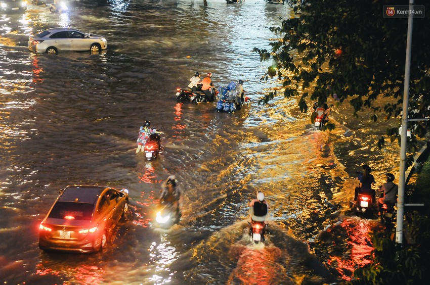 Ảnh: Trung tâm Sài Gòn ngập nước trong ngày triều cường đạt đỉnh, kẹt xe kinh hoàng khắp các ngả đường - Ảnh 20.