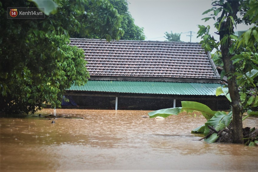 Quảng Trị chìm trong biển nước, lực lượng chức năng mang mì tôm, sữa, bánh đến những vùng cô lập - Ảnh 3.