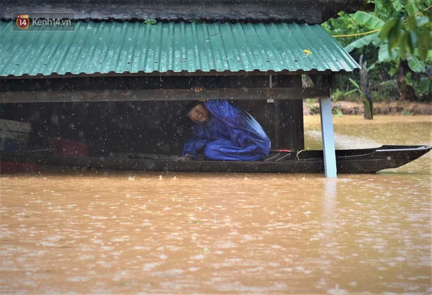 Quảng Trị chìm trong biển nước, lực lượng chức năng mang mì tôm, sữa, bánh đến những vùng cô lập - Ảnh 8.