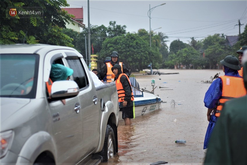 Quảng Trị chìm trong biển nước, lực lượng chức năng mang mì tôm, sữa, bánh đến những vùng cô lập - Ảnh 11.